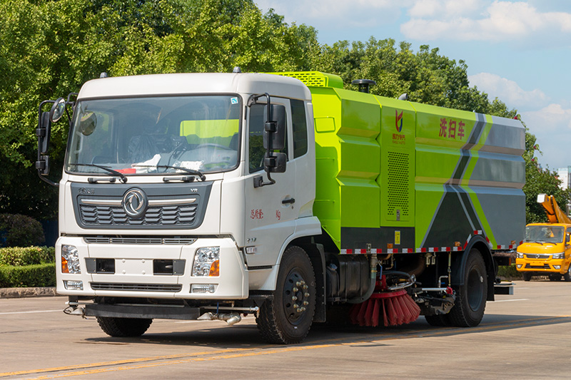 东风天锦洗扫车    7垃圾箱  9方清水箱